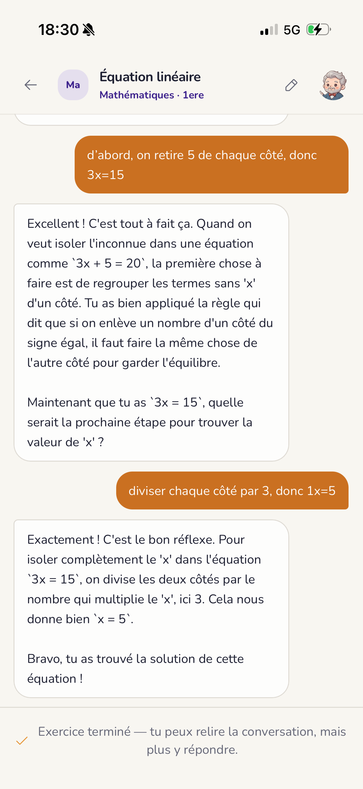 Conversation dans l'app Mon petit prof : une élève de 1re résout l'équation 3x + 5 = 20 étape par étape, guidée par les questions du professeur jusqu'à trouver x = 5.